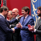 Suárez-Quiñones saluda a Mañueco con Carnero al fondo.- ICAL