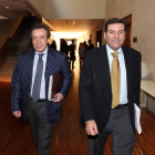 El consejero de la Presidencia, José Antonio de Santiago-Juárez (i), comparece en Comisión de Hacienda de las Cortes de Castilla y León para detallar los presupuestos de esta Consejería para 2015. Le acompaña en la imagen, Carlos Fernández Carriedo (d), p-Ical