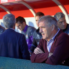 Paco Herrera observa el partido desde el banquillo del Anxo Carro.-PHOTO-DEPORTE