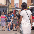 Familiares de la fallecida, instantes después de conocer su muerte en el incendio.-ICAL