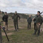 Varios cazadores practican tiro en busca de piezas durante una batida, en una imagen de archivo.-EL MUNDO