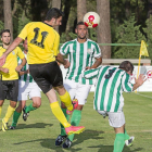 Un jugador del Mojados se adelanta a los defensas del Betis y cabecea tras un córner.-Pablo Requejo