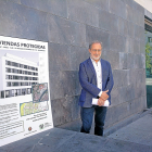 El concejal Manuel Saravia ante las viviendas para jóvenes de la carretera de Burgos. | E. M