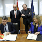 Alberto Nadal y Pilar del Olmo firman el convenio marco en presencia del ministro De Guindos y el presidente Herrera.-ICAL