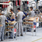 Operarios trabajan en la factoría de Renault Valladolid. / ICAL