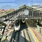 Un grupo de viajeros sube a un tren en la Estación Campo Grande de Valladolid.- ICAL