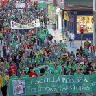 Manifestantes recorren las calles para defender la enseñanza.-J.M.LOSTAU