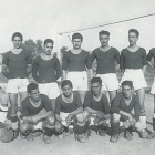 Integrantes de uno de los primeros equipos del CDArces visten las camisetas negras con las que el club jugó durante sus dos primeros años de vida.
