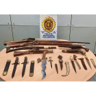 Requisadas 14 armas antiguas por la policía local de Valladolid en el mercadillo de la Feria. -E. M.