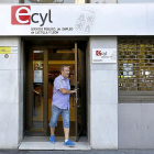 Un hombre saliendo de una de las oficinas del Ecyl en CyL.