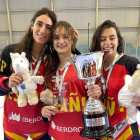 Ana Sierra, Olivia Monjas y Anna Domenech con la copa de campeonas. / E. M.
