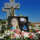 Flores y fotografía en recuerdo de Estela en su mausoleo en una imagen publicada por su padre. / J.C.D.