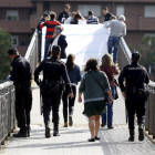 La pasarela, instantes después del asesinato de Isabel Carrasco.-ICAL