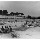 Bañistas en la playa del barrio Puente Duero en 1968.- ARCHIVO MUNICIPAL VALLADOLID