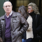 El Policía Nacional jubilado, Pedro Mielgo y su mujer, Elena Morandeira, salen de la Audiencia Provincial en la tercera jornada del juicio por la muerte violenta de Isabel Carrasco-Ical