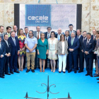 Los galardonados y el presidente de Cecale con la vicepresidenta de la Junta y la consejera de Hacienda, la presidenta de las Cortes, el delegado del Gobierno y el alcalde.-Ical