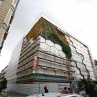 Obras de desmantelamiento del jardín vertical de El Corte Inglés de la calle Constitución. -PHOTOGENIC