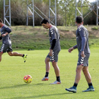 Óscar, en el centro, se dispone a chutar durante el entrenamiento de ayer.-Balcaza