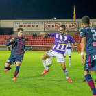 Guzmán intenta un control del balón ante la presencia de Aythami, anoche, en El Alcoraz.-Photo-deporte