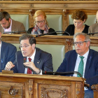 Jesús Enríquez interviene en el pleno mientras Martínez Bermejo escucha con semblante serio.-J.M. LOSTAU