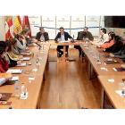 El presidente de la Diputación de Valladolid, Conrado Íscar, se reúne con los representantes de 19 ONG en el Palacio de Pimentel. SGC