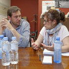El candidato socialista Óscar Puente escucha a Charo Chávez, futura portavos de Sí Se Puede.-Photogenic.