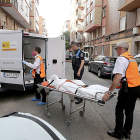 Los servicios funerarios retiran los cadáveres de dos mujeres de una vivienda de la calle Linares 32, en el barrio de la Rondilla de Valladolid.- Ical