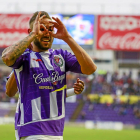 Roger celebra el tanto simulando unas gafas.-MIGUEL ÁNGEL SANTOS