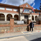 El alcalde de Castronuño, Enrique Seoane,  frente al Ayuntamiento.- A.C.