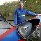 Luis Cacho posa con su piragua en el embarcadero del Club Cisne, desde el que comienza todos los días a entrenar.-J.M. LOSTAU