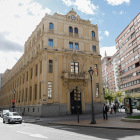 Antigua sede de la Agencia Tributaria, en la plaza de Madrid de Valladolid.- J. M. LOSTAU