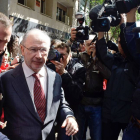 Rodrigo Rato abandona su despacho rodeado decenas de periodistas-El Mundo