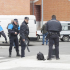 Efectivos policiales durante la investigación posterior al tiroteo en en la calle Alfredo Abella (Ávila).-ICAL