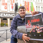 Javier Canal con el cartel del cortometraje 'El Cuñao' que presenta en Seminci. / LOSTAU