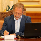Manuel Saravia toma notas durante la presentación del PGOU.-BALCAZ