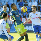 El colombiano Mojica controla el balón en presencia del zaragocista José Manuel Fernández-LOF