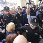 Los representantes de Ciudadanos en Burgos tuvieron que ser escoltados por la Policía Nacional para acceder al Ayuntamiento.-RAÚL OCHOA