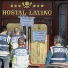 Momento en el que los agentes proceden a precintar el Club Latino de Valladolid tras la macrorredada.- J. M. LOSTAU
