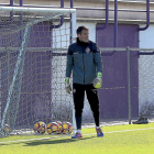 Pau Torres observa una acción del entrenamiento de ayer.-BALCAZA