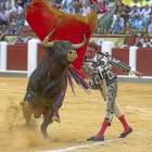 Enrique Ponce hace saltar al toro en uno de los pases de muleta.-José Salvador.