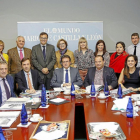 Reunión, ayer,  del jurado de la III edición de los premios La Posada de ELMUNDODECASTILLAYLEÓN. Sentados, de i. a d.:Luis Chico, Javier Ramírez,José Luis Ulibarri,José Gómez, Adriana Ulibarri y Óscar García. De pie:Fernando Lázaro, Mercedes Pedr-J.M. Lostau