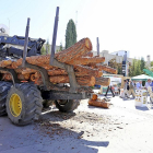 Un camión transporta un lote de troncos de árbol para efectuar una demostración de fabricación de ‘pellet’ en la pasada edicion de la feria ‘Expobiomasa’.-ICAL
