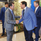 El editor de EL MUNDO DE CASTILLA Y LEÓN, José Luis Ulibarri, junto con el director territorial de España Duero, Manuel Rubio, saluda al consejero de Empleo, Carlos Fernández Carriedo, que llegó al hotel ABBA de Burgos en el que se celebró el evento acompañado del delegado territorial de la Junta, Baudilio Fernández-Mardomingo, y el alcalde de Burgos, Javier Lacalle.  El consejero tomó la palabra ante los invitados presentes en este Club de Prensa para inaugurar la jornada junto a Faustino Temprano, secretario general de UGT en la Comunidad. Previamente, Agustín Prieto como presidente de la Fundación Fermín Carnero realizó una breve presentación. 
FOTOS: ISRAEL L. MURILLO