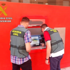 Agentes de la Guardia Civil inspeccionando un cajero automático.- E. PRESS