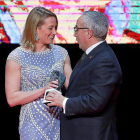 Mireia Belmonte recibe el premio de manos de Alejandro Blanco, presidente del COE-J.M.LOSTAU