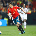 El delantero avanza con el balón en su debut con la selección española.-TWITTER JAIME MATA
