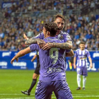 Mata celebra el gol con Calero.-PHOTO-DEPORTE