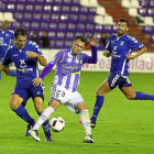 Dejan Drazic protege el balón ante dos rivales.-PABLO REQUEJO