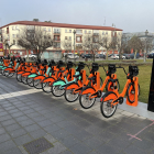 Las nuevas bicicletas en el punto de préstamo de la estación Campo Grande. | E. M.