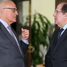 El presidente de la Junta de Castilla y León, Juan Vicente Herrera (D), se reúne con el presidente de El Banco de Sabadell, Josep Oliu Creus (I)-Ical